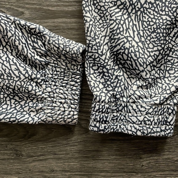 ⭐️HP⭐️ SzXL Youth Jordan Light Weight Black/Grey Patterned Joggers VGUC - Picture 4 of 6